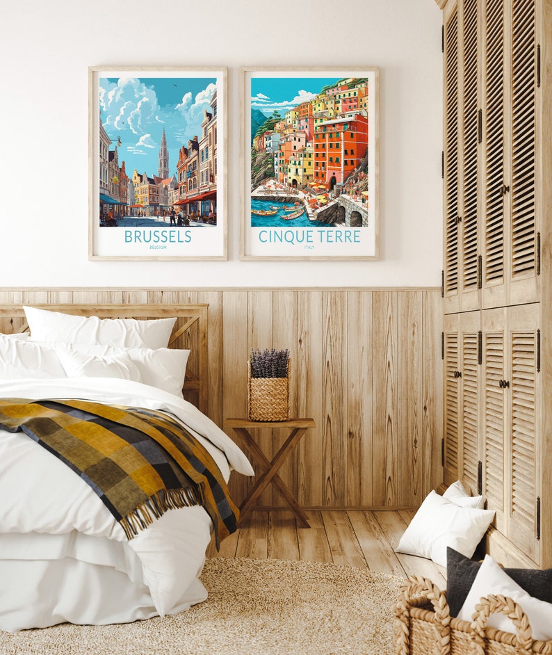 K&ouml;nnte beinhalten: Zwei gerahmte Reiseposter h&auml;ngen an einer Holzwand. Das Poster links zeigt eine Stadtansicht von Br&uuml;ssel, Belgien. Das Poster rechts zeigt eine Stadtansicht von Cinque Terre, Italien.