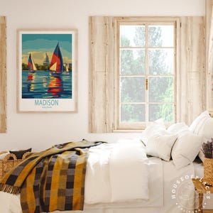 K&ouml;nnte beinhalten: Ein Vintage-Reiseposter mit einem blauen und roten Segelboot auf einem See mit einer Stadt im Hintergrund. Das Poster lautet "MADISON, WISCONSIN".