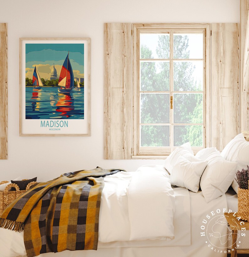 K&ouml;nnte beinhalten: Ein Vintage-Reiseposter mit einem blauen und roten Segelboot auf einem See mit einer Stadt im Hintergrund. Das Poster lautet "MADISON, WISCONSIN".