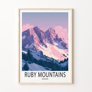 Może przedstawiać: Oprawiony wydruk artystyczny przedstawiający Ruby Mountains w Nevadzie. Grafika przedstawia ośnieżone szczyty w różowych i fioletowych odcieniach pod pastelowym niebem. Tekst "RUBY MOUNTAINS NEVADA" jest wydrukowany na dole.