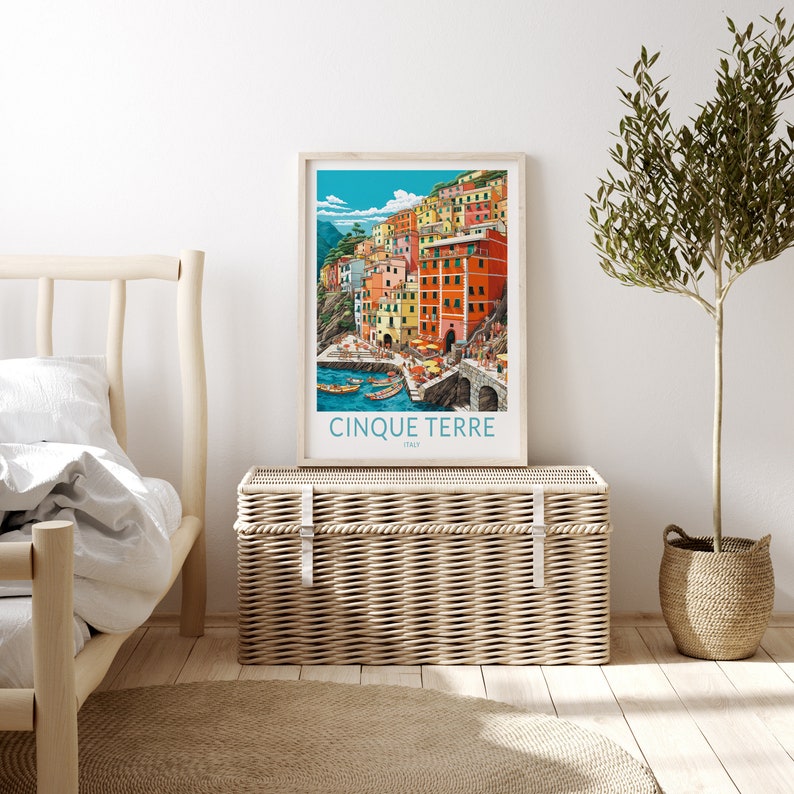 K&ouml;nnte beinhalten: Ein gerahmtes Poster mit einer farbenfrohen Illustration der Cinque Terre Region in Italien. Das Poster zeigt eine K&uuml;stenstadt mit bunten Geb&auml;uden, Booten und blauem Himmel.