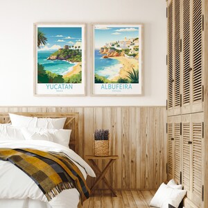 K&ouml;nnte beinhalten: Zwei gerahmte Reiseposter mit Strandszenen. Das Poster links zeigt einen Strand in Yucatan, Mexiko. Das Poster rechts zeigt einen Strand in Albufeira, Portugal.