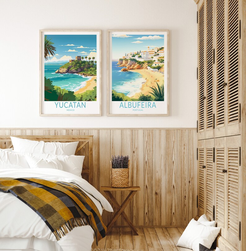 K&ouml;nnte beinhalten: Zwei gerahmte Reiseposter mit Strandszenen. Das Poster links zeigt einen Strand in Yucatan, Mexiko. Das Poster rechts zeigt einen Strand in Albufeira, Portugal.