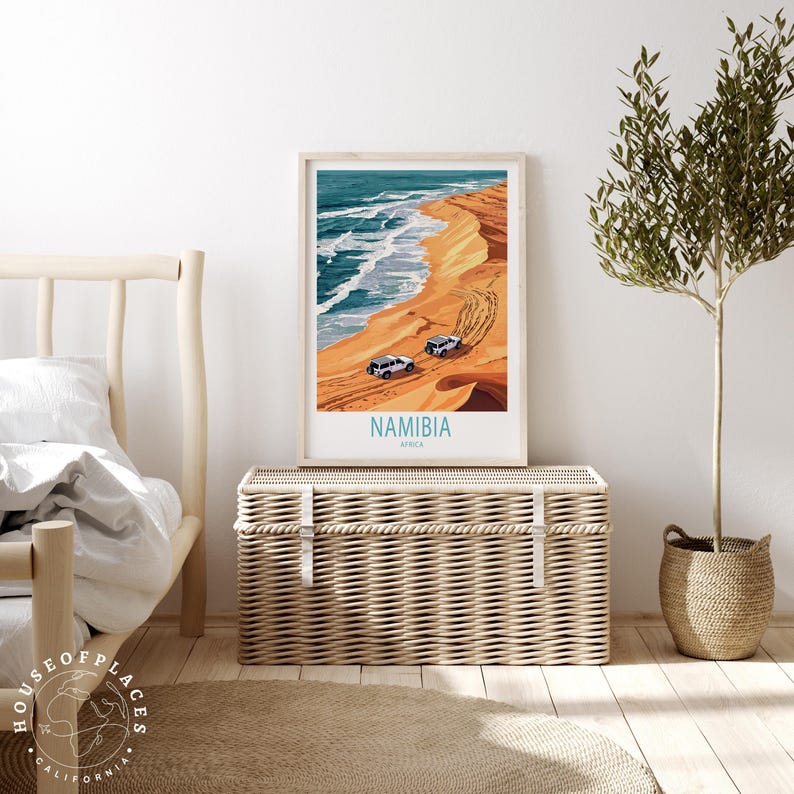 K&ouml;nnte beinhalten: Ein Poster mit einer farbenfrohen Illustration einer Strandszene in Namibia, Afrika. Zwei wei&szlig;e Fahrzeuge fahren auf den Sandd&uuml;nen. Das Poster tr&auml;gt den Text "NAMIBIA" und "AFRICA".