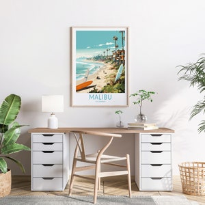 Puede incluir: Un p&oacute;ster enmarcado con una ilustraci&oacute;n colorida de una escena de playa en Malib&uacute;, California. El p&oacute;ster presenta palmeras, casas y surfistas en la playa. El texto "MALIBU, CALIFORNIA" est&aacute; impreso en la parte inferior del p&oacute;ster.