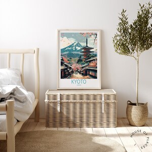 Puede incluir: Una ilustraci&oacute;n colorida de un paisaje urbano japon&eacute;s con el monte Fuji en el fondo. La ilustraci&oacute;n presenta una pagoda, flores de cerezo y personas caminando por una calle. El texto "KYOTO JAP&Oacute;N" est&aacute; en la parte inferior de la ilustraci&oacute;n.