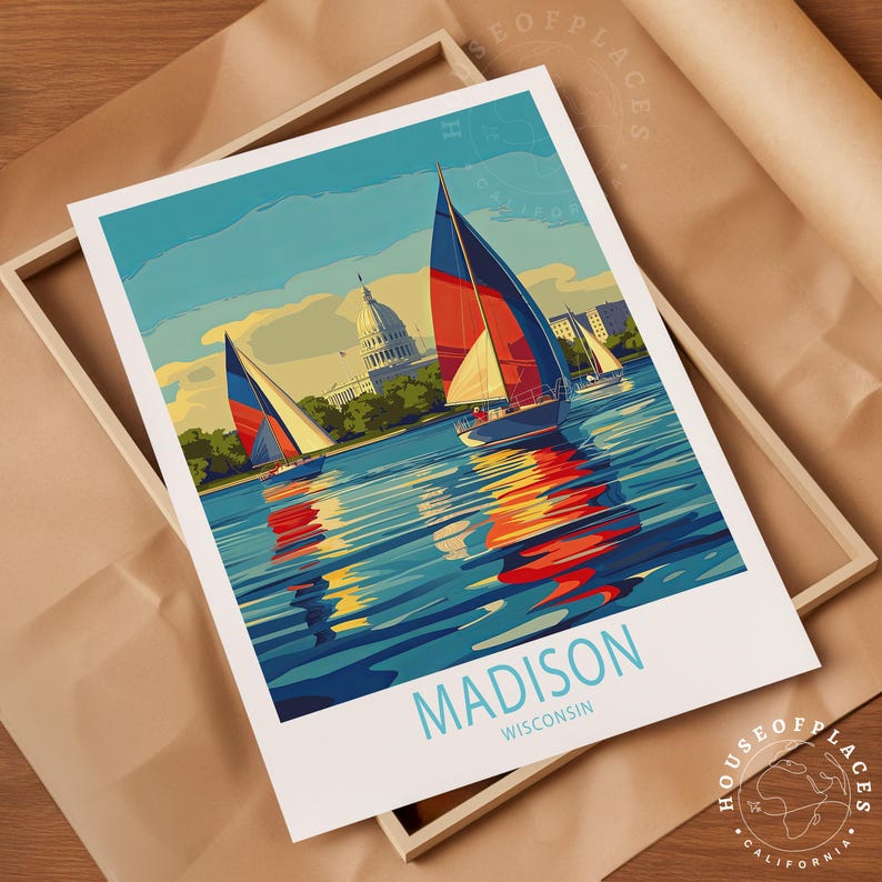K&ouml;nnte beinhalten: Ein Vintage-Reiseposter mit Segelbooten auf einem See vor dem Wisconsin State Capitol Building in Madison, Wisconsin. Das Poster hat ein blaues, gr&uuml;nes und rotes Farbschema und den Text "MADISON WISCONSIN" unten.