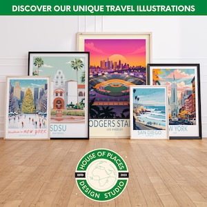 Pu&ograve; includere: Una collezione di illustrazioni di viaggio incorniciate con luoghi iconici. L'opera d'arte include scene di New York, San Diego e Los Angeles, con il testo "DISCOVER OUR UNIQUE TRAVEL ILLUSTRATIONS". Il logo "HOUSE OF PLACES DESIGN STUDIO" &egrave; in basso.