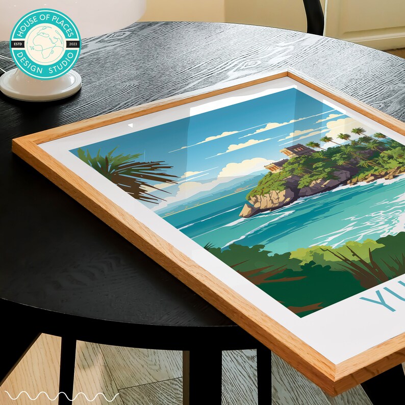 K&ouml;nnte beinhalten: Eine gerahmte Illustration einer tropischen Insel mit einem Geb&auml;ude auf einer Klippe mit Blick auf ein t&uuml;rkisfarbenes Meer. Die Illustration ist in einem hellen Holzrahmen und hat einen wei&szlig;en Passepartout.