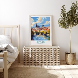 Puede incluir: Un p&oacute;ster enmarcado con una ilustraci&oacute;n colorida de Praga, Rep&uacute;blica Checa. El p&oacute;ster presenta una ciudad con un puente sobre un r&iacute;o y una iglesia en el fondo. El texto "PRAGUE" y "CZECH REPUBLIC" est&aacute; impreso debajo de la ilustraci&oacute;n.