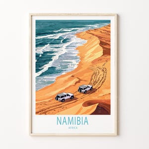 K&ouml;nnte beinhalten: Ein Reiseposter mit einem wei&szlig;en Jeep, der auf einem Sandstrand mit blauen Ozeanwellen im Hintergrund f&auml;hrt. Das Poster tr&auml;gt den Text "NAMIBIA" und "AFRICA" in Blau und Wei&szlig;.