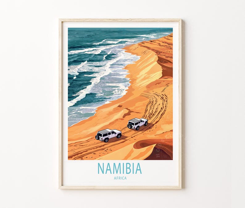 K&ouml;nnte beinhalten: Ein Reiseposter mit einem wei&szlig;en Jeep, der auf einem Sandstrand mit blauen Ozeanwellen im Hintergrund f&auml;hrt. Das Poster tr&auml;gt den Text "NAMIBIA" und "AFRICA" in Blau und Wei&szlig;.