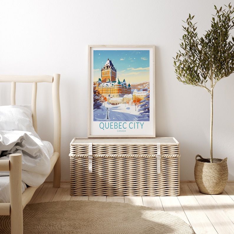 Puede incluir: Un cartel de viaje vintage que muestra una ciudad cubierta de nieve con un gran edificio en el centro. El cartel est&aacute; enmarcado en un marco de madera clara y tiene el texto "QUEBEC CITY CANADA" en la parte inferior.