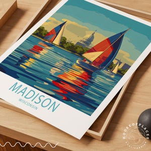 K&ouml;nnte beinhalten: Ein Vintage-Reiseposter mit einer farbenfrohen Illustration von Segelbooten auf einem See vor dem Wisconsin State Capitol Building in Madison, Wisconsin. Der Text "MADISON WISCONSIN" ist am unteren Rand des Posters zu sehen.