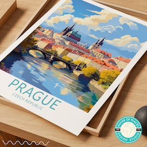 Puede incluir: Un p&oacute;ster de viaje vintage con una ilustraci&oacute;n colorida de Praga, Rep&uacute;blica Checa. El p&oacute;ster representa el Puente Carlos, el r&iacute;o Moldava y el ic&oacute;nico Castillo de Praga con sus torres y torres. El texto "PRAGUE" y "CZECH REPUBLIC" se muestra en una fuente retro y en negrita.