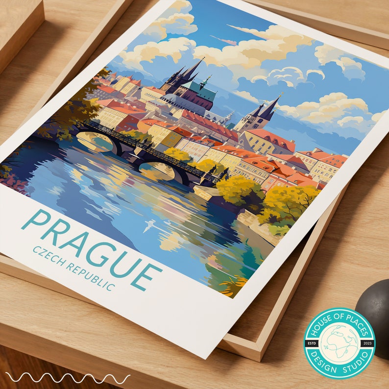 Puede incluir: Un p&oacute;ster de viaje vintage con una ilustraci&oacute;n colorida de Praga, Rep&uacute;blica Checa. El p&oacute;ster representa el Puente Carlos, el r&iacute;o Moldava y el ic&oacute;nico Castillo de Praga con sus torres y torres. El texto "PRAGUE" y "CZECH REPUBLIC" se muestra en una fuente retro y en negrita.