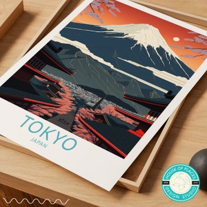 Pu&ograve; includere: Un'illustrazione colorata del Monte Fuji con fiori di ciliegio in primo piano. Il testo "TOKYO GIAPPONE" &egrave; in basso nell'immagine.