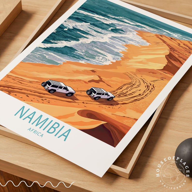 K&ouml;nnte beinhalten: Ein wei&szlig;er Poster mit einer grafischen Illustration von zwei wei&szlig;en Fahrzeugen, die auf einem Sandstrand mit blauen Ozeanwellen im Hintergrund fahren. Der Text "NAMIBIA" ist in Blau geschrieben und der Text "AFRICA" ist in kleinerer blauer Schrift darunter geschrieben.