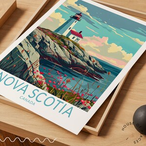 K&ouml;nnte beinhalten: Ein Druck mit einem Leuchtturm an einer felsigen K&uuml;ste, mit dem Text "Nova Scotia Canada" in T&uuml;rkis. Das Kunstwerk zeigt einen wei&szlig;en Leuchtturm mit rotem Dach vor blauem Himmel und Ozean, mit bunten Blumen im Vordergrund.