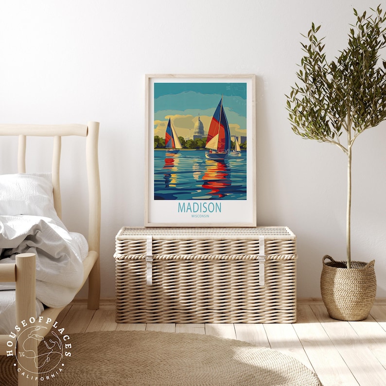 K&ouml;nnte beinhalten: Ein Vintage-Poster mit blauem, rotem und wei&szlig;em Farbschema, das Segelboote auf einem See vor einer Stadtlandschaft zeigt. Der Text "MADISON WISCONSIN" befindet sich am unteren Rand des Posters.