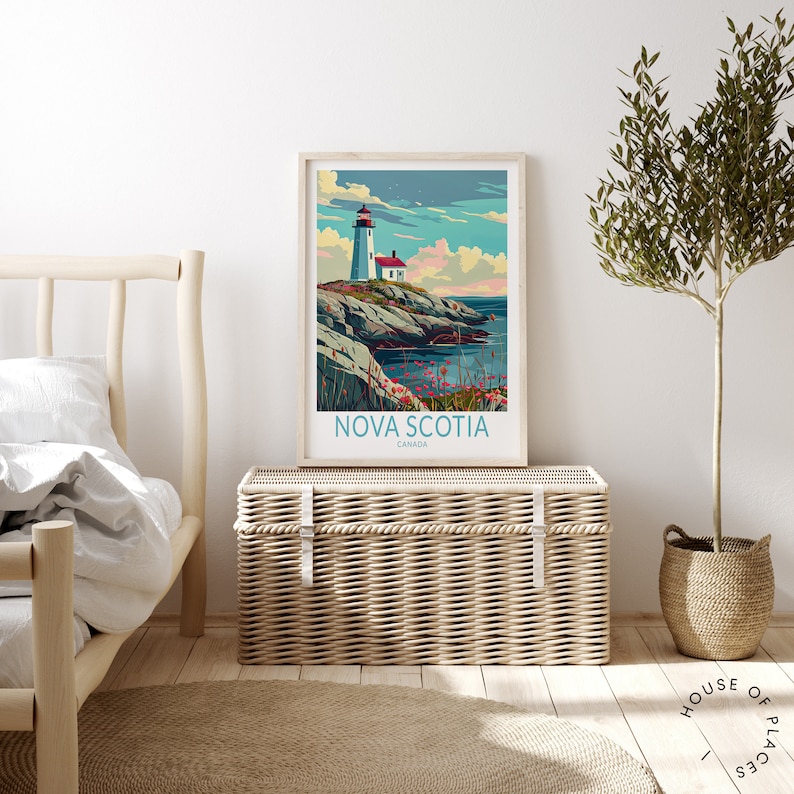 K&ouml;nnte beinhalten: Ein gerahmter Kunstdruck mit einem Leuchtturm an einer felsigen K&uuml;ste unter blauem Himmel mit Wolken. Der Druck tr&auml;gt am unteren Rand den Text "NOVA SCOTIA CANADA". Der Druck wird auf einer gewebten Truhe in einem Raum mit einem h&ouml;lzernen Bettrahmen und einer Topfpflanze ausgestellt.