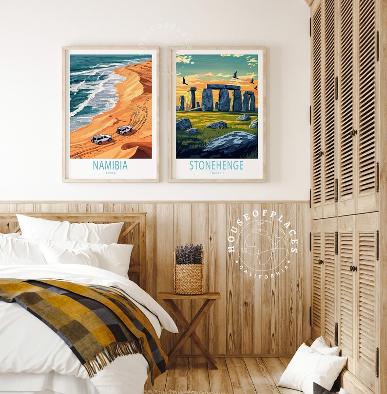 K&ouml;nnte beinhalten: Zwei gerahmte Reiseposter, eines zeigt eine W&uuml;stenlandschaft mit einem Jeep, der an einem Sandstrand in Namibia, Afrika, f&auml;hrt, und das andere zeigt Stonehenge in England.