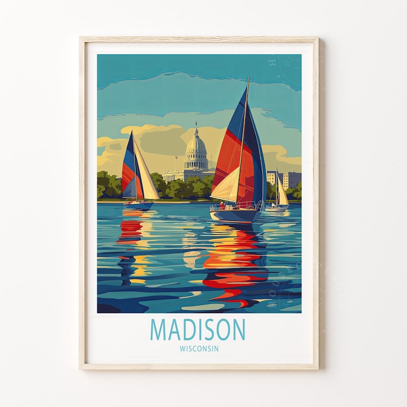 K&ouml;nnte beinhalten: Ein Vintage-Reiseposter mit einer farbenfrohen Illustration von Segelbooten auf einem See mit einer Stadt im Hintergrund. Der Text "MADISON WISCONSIN" befindet sich am unteren Rand des Posters.