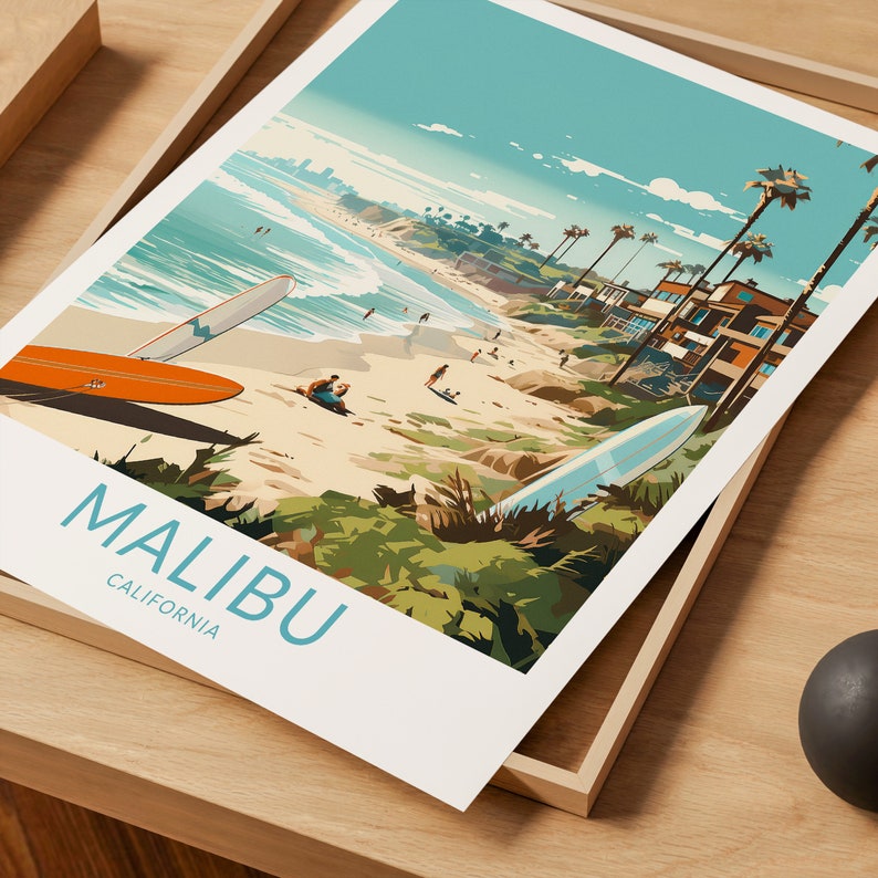 Puede incluir: Un cartel de viaje de estilo vintage con una combinaci&oacute;n de colores azul, verde y marr&oacute;n. El cartel presenta una escena de playa con palmeras, tablas de surf y el texto "MALIBU CALIFORNIA".