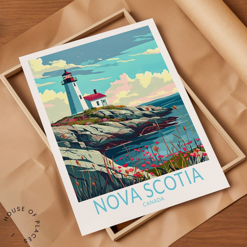 K&ouml;nnte beinhalten: Ein Druck mit einem Leuchtturm an einer felsigen K&uuml;ste mit dem Text "Nova Scotia Canada". Das Kunstwerk hat ein farbenfrohes, stilisiertes Design mit blauem Himmel, Ozean und einem rot-wei&szlig;en Leuchtturm. Der Druck befindet sich in einem Holzrahmen.