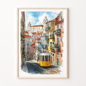 Pu&ograve; includere: Dipinto ad acquerello di una scena di strada di Lisbona con un tram giallo che scende una strada acciottolata. Gli edifici in tonalit&agrave; gialle, rosa e blu costeggiano la strada. &Egrave; visibile un cielo blu con nuvole.