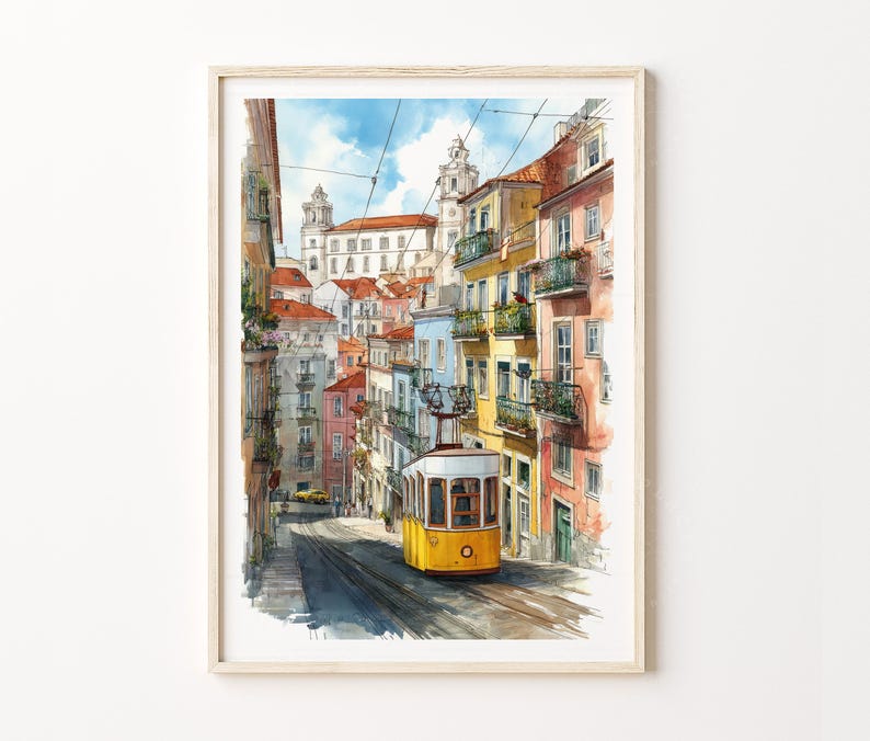 Pu&ograve; includere: Dipinto ad acquerello di una scena di strada di Lisbona con un tram giallo che scende una strada acciottolata. Gli edifici in tonalit&agrave; gialle, rosa e blu costeggiano la strada. &Egrave; visibile un cielo blu con nuvole.