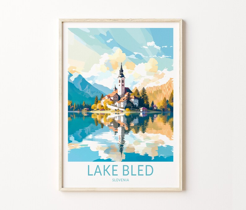 Op de afbeelding: Een ingelijste illustratie van het meer van Bled in Sloveni&euml;. De afbeelding toont een kerk op een eiland in het meer met bergen op de achtergrond. De tekst "LAKE BLED" en "SLOVENIA" staat onder de afbeelding.