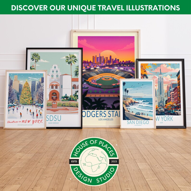K&ouml;nnte beinhalten: Eine Sammlung gerahmter Reiseillustrationen mit verschiedenen St&auml;dten und Sehensw&uuml;rdigkeiten, darunter New York City, Los Angeles und San Diego. Die Illustrationen sind im Retro-Stil mit kr&auml;ftigen Farben und geometrischen Formen gehalten. Die Rahmen sind alle aus Holz und haben eine nat&uuml;rliche Oberfl&auml;che. Die Illustrationen sind auf einem Holzboden angeordnet, in der Mitte befindet sich ein gr&uuml;nes Logo mit dem Text "House of Places Design Studio" und dem Text "ESTD 2023".