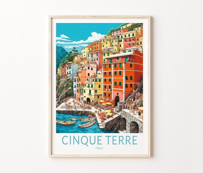 K&ouml;nnte beinhalten: Eine farbenfrohe Illustration der Cinque Terre Region in Italien. Das Bild zeigt einen H&uuml;gel mit bunten Geb&auml;uden, einen kleinen Hafen mit Booten und den Text "Cinque Terre, Italien".