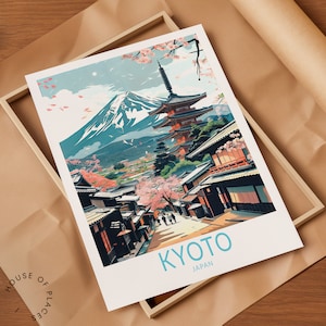 Puede incluir: Una ilustraci&oacute;n colorida de un paisaje urbano japon&eacute;s con el monte Fuji en el fondo. La escena presenta una pagoda, flores de cerezo y casas tradicionales japonesas. El texto "KYOTO JAP&Oacute;N" est&aacute; impreso en la parte inferior de la imagen.