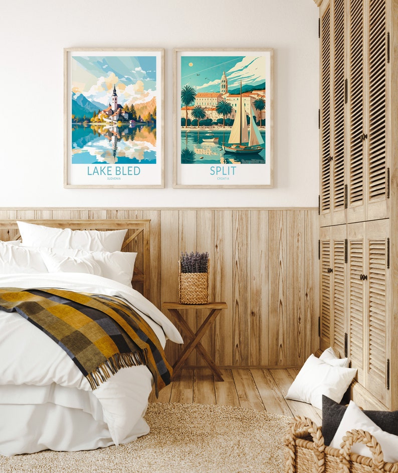 Op de afbeelding: Twee ingelijste reisposters met illustraties van het meer van Bled in Sloveni&euml; en Split in Kroati&euml;. De posters hangen aan een houten lambrisering in een slaapkamer.
