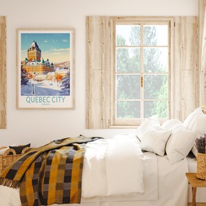 Puede incluir: Un cartel de viaje vintage enmarcado con una ciudad cubierta de nieve de Quebec City, Canad&aacute;. El cartel est&aacute; colgado en una pared blanca sobre una cama con ropa de cama blanca y una manta de cuadros amarilla y negra.