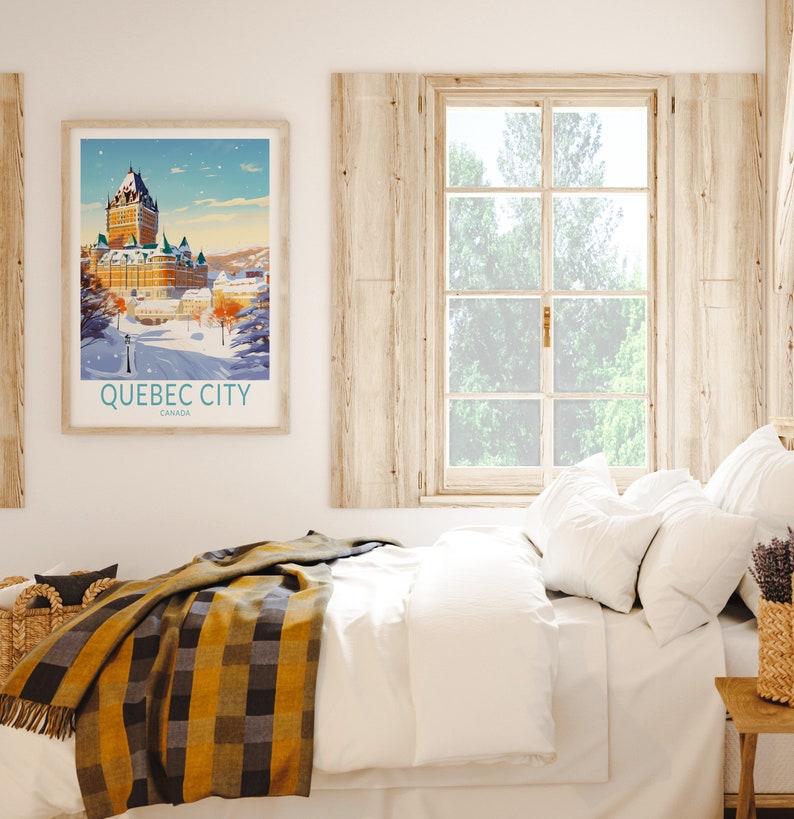 Puede incluir: Un cartel de viaje vintage enmarcado con una ciudad cubierta de nieve de Quebec City, Canad&aacute;. El cartel est&aacute; colgado en una pared blanca sobre una cama con ropa de cama blanca y una manta de cuadros amarilla y negra.