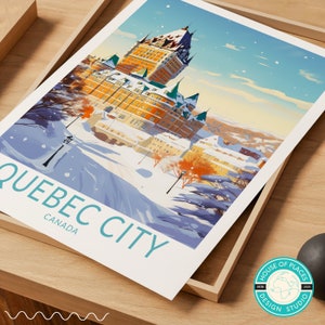Puede incluir: Un cartel de viaje vintage que presenta una escena nevada de la ciudad de Quebec, Canad&aacute;. El cartel presenta un gran edificio con un techo puntiagudo y un paisaje nevado. El texto "Quebec City" y "Canada" est&aacute; impreso en azul turquesa en el cartel.