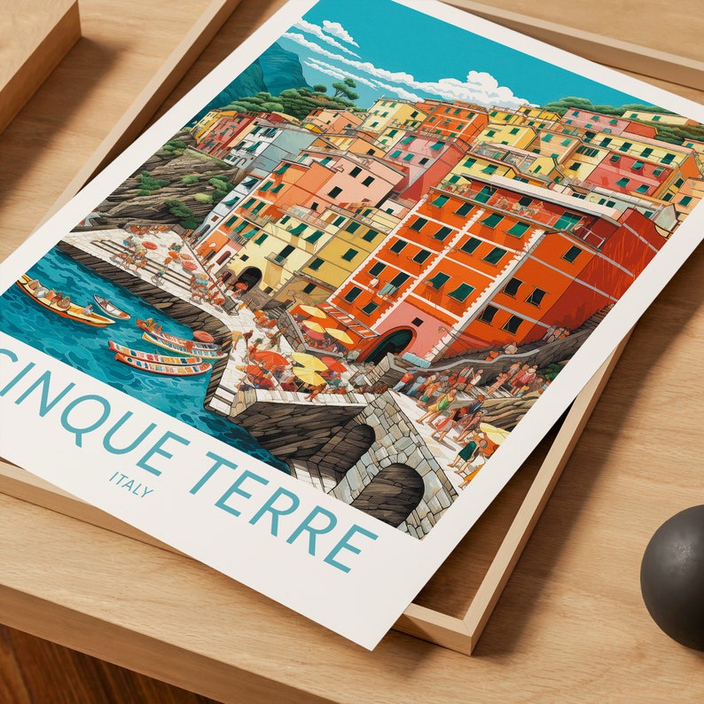 K&ouml;nnte beinhalten: Eine farbenfrohe Illustration des italienischen Dorfes Cinque Terre mit bunten H&auml;usern, die in den Hang gebaut sind und auf eine t&uuml;rkisblaue Bucht mit Booten blicken. Der Text "Cinque Terre" und "Italien" ist unter dem Bild gedruckt.