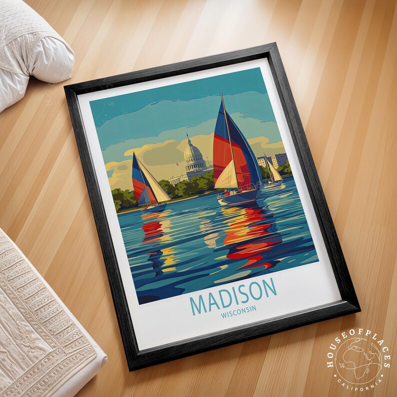 K&ouml;nnte beinhalten: Ein Reiseposter im Vintage-Stil mit einer farbenfrohen Illustration von Segelbooten auf einem See vor dem Wisconsin State Capitol Building in Madison, Wisconsin. Das Poster tr&auml;gt den Text "MADISON WISCONSIN" am unteren Rand.