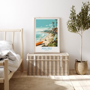 Puede incluir: Un p&oacute;ster enmarcado con una ilustraci&oacute;n vintage de una escena de playa en Malib&uacute;, California. El p&oacute;ster presenta un cielo azul, olas del oc&eacute;ano, palmeras y surfistas en la playa. El texto "MALIBU CALIFORNIA" est&aacute; impreso en la parte inferior del p&oacute;ster.
