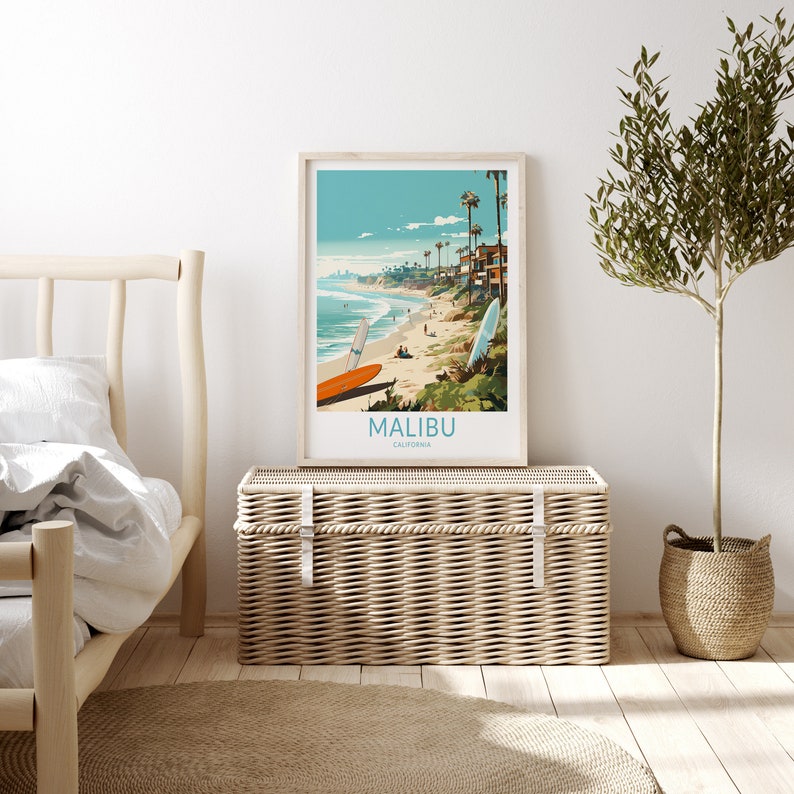 Puede incluir: Un p&oacute;ster enmarcado con una ilustraci&oacute;n vintage de una escena de playa en Malib&uacute;, California. El p&oacute;ster presenta un cielo azul, olas del oc&eacute;ano, palmeras y surfistas en la playa. El texto "MALIBU CALIFORNIA" est&aacute; impreso en la parte inferior del p&oacute;ster.