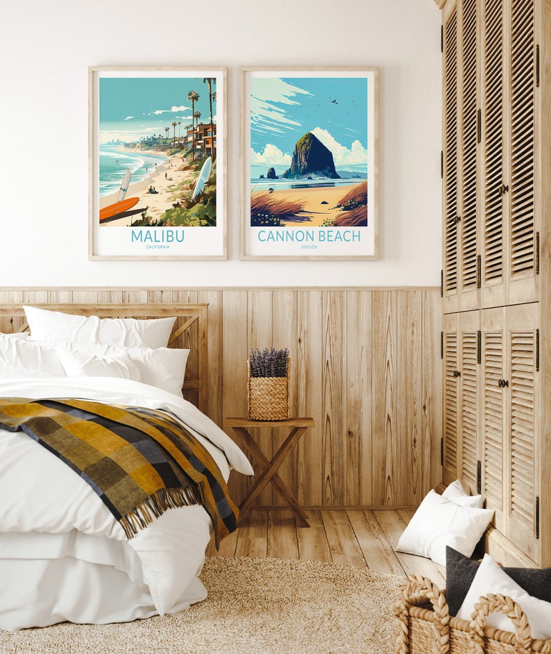 Puede incluir: Dos p&oacute;sters de viaje enmarcados con ilustraciones de escenas de playa. El p&oacute;ster de la izquierda muestra una playa en Malib&uacute;, California, con palmeras y surfistas. El p&oacute;ster de la derecha muestra una playa en Cannon Beach, Oreg&oacute;n, con una gran formaci&oacute;n rocosa en el agua.