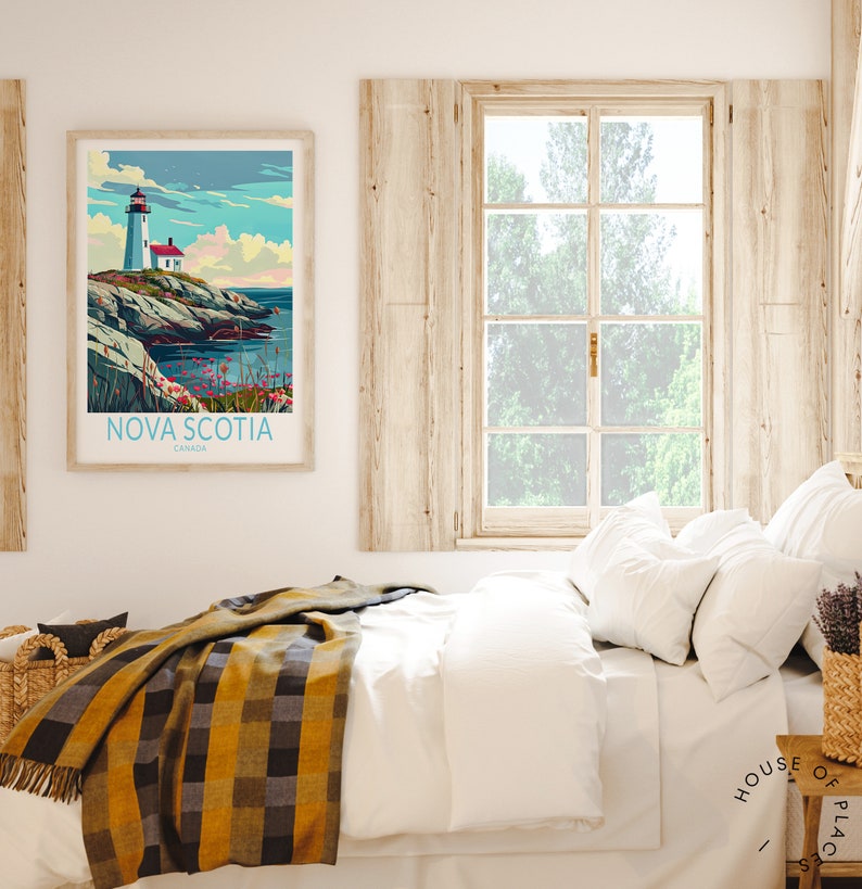 K&ouml;nnte beinhalten: Ein gerahmtes Poster mit einer Leuchtturmszene aus Nova Scotia, Kanada, h&auml;ngt &uuml;ber einem Bett mit wei&szlig;er Bettw&auml;sche und einer gelb-schwarz karierten Decke. Der Raum hat eine rustikale, gem&uuml;tliche Atmosph&auml;re mit Holzakzenten und einem Fenster.