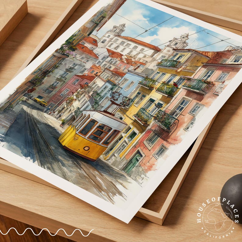 Pu&ograve; includere: Stampa ad acquerello di un tram giallo che percorre una strada fiancheggiata da edifici colorati. Gli edifici hanno tetti di tegole rosse e balconi. Il cielo &egrave; blu con alcune nuvole. La stampa &egrave; esposta in un vassoio di legno.