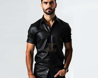 Può includere: Camicia nera a maniche corte realizzata in materiale simile alla pelle. La camicia ha un colletto classico e una vestibilità su misura. L'immagine include il testo "SPARKLE SPOT US".