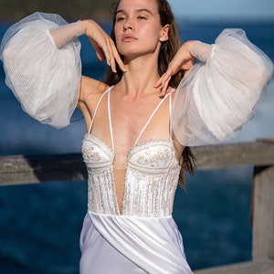 Mangas plissadas. Traje de noiva.