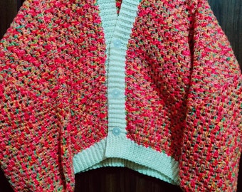 Cardigan court hexagonal en crochets multicolores