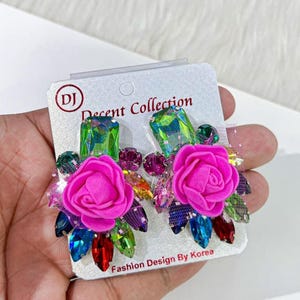 Statement oorbellen met opvallende roze roos bloemen – Handgemaakte kleurrijke strass oorbellen – Festivalsieraden – Koreaans design – Cadeau voor haar – Fatsoenlijk